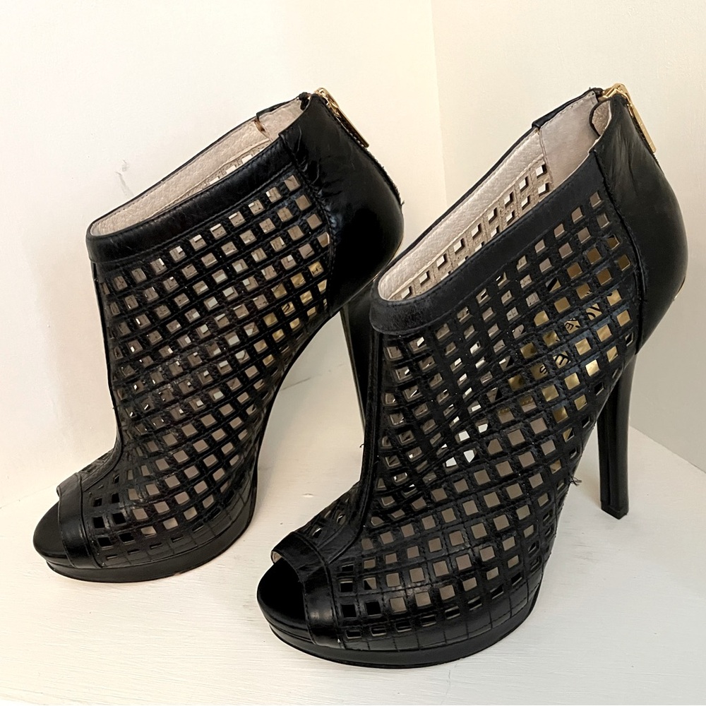 Michael Kors Graham Cutout Bootie, black leather with gold details, size 8 - Picture 4 of 12